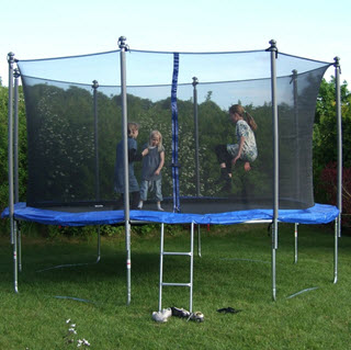 Kinder auf dem Gartentrampolin